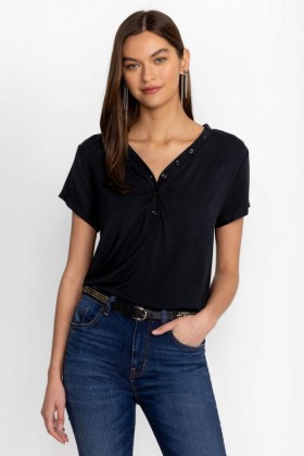 Johnny Was Toppe | Dame MODAL JERSEY T-SHIRT MED KNAPHALS Sort Skønhed